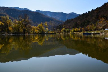 Dağların ortasında dinlenmek için göl.