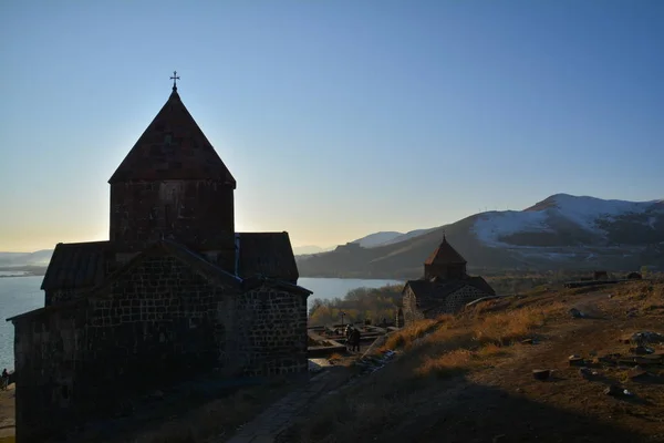 塞瓦纳凡克修道院座落在塞凡湖西北岸 — 图库照片