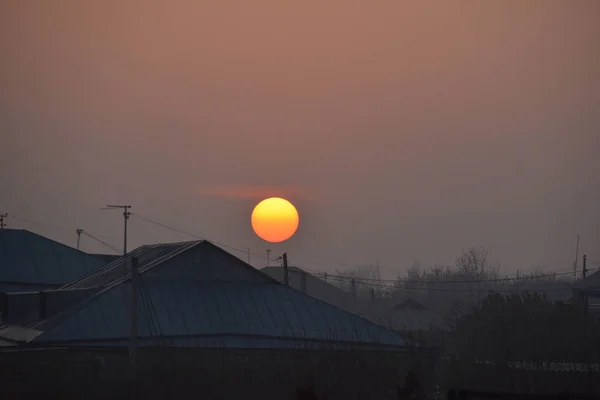 Kaunis Auringonlasku Kylän Yllä — kuvapankkivalokuva