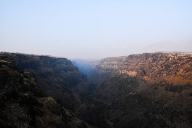 Kanyonun sonunda Saghmosavank kilisesini görebilirsiniz.