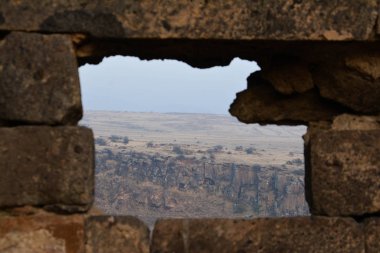 Manastır enkazı arasında sadece haç hayatta kaldı.