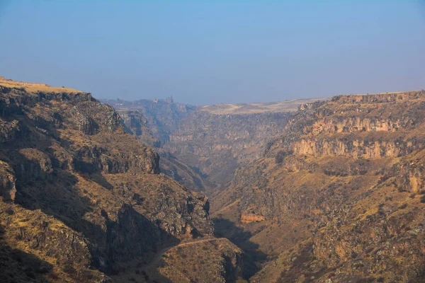 Través Las Montañas Del Cañón Puede Ver Iglesia Saghmosavank — Foto de Stock