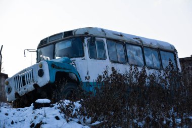 Ormanda terk edilmiş eski bir otobüs