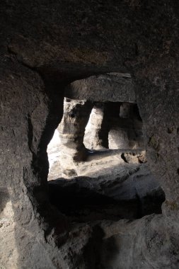 Bir zamanlar insanların yaşadığı bir mağaradayız.