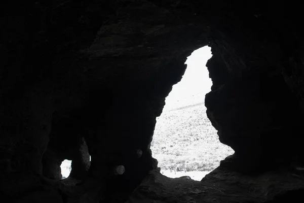 洞窟の窓 洞窟からの美しい景色 — ストック写真