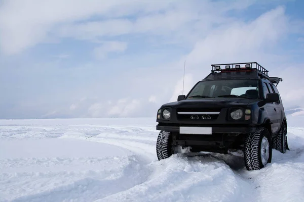 Siyah SUV dağların tepesinde