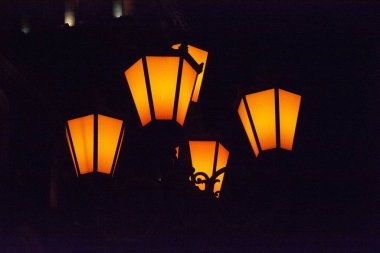 Gece sokak lambasıyla park et.