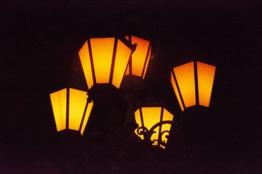 Geceleri sarı lambayla park et.