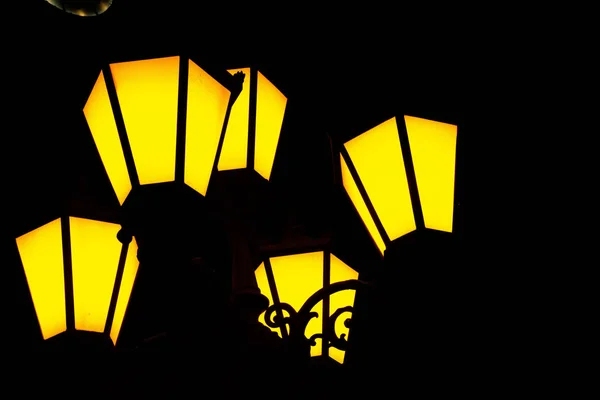 Rua Lâmpada Amarela Brilhando Noite — Fotografia de Stock