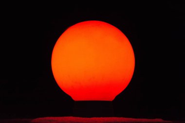 Gece parlayan kırmızı ampuller