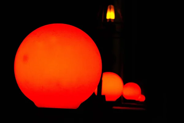 Καίγοντας Πορτοκαλί Φως Μέσα Στη Νύχτα — Φωτογραφία Αρχείου