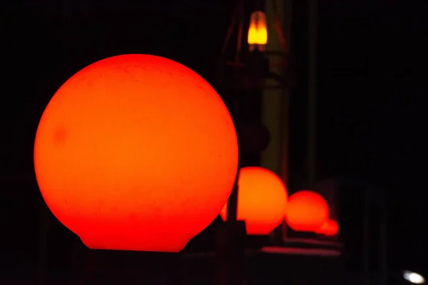 Lâmpadas Laranja Brilhantes Durante Noite — Fotografia de Stock