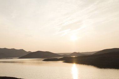 Göllü ve günbatımlı güzel manzara