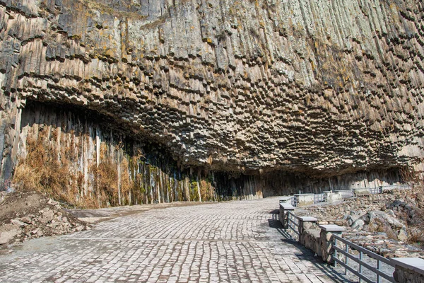Montagne Incroyable Avec Une Grotte Étonnante — Photo