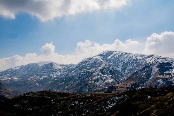 山のある美しい冬の風景 — ストック写真