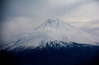Ararat Dağı 'nın tepesi karla kaplı. Ermenistan 'dan Görünüm
