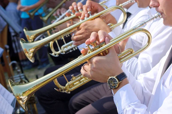 Trombetas na orquestra de rua — Fotografia de Stock