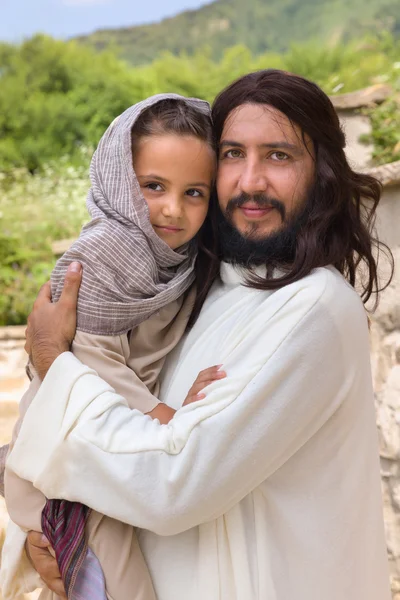 Jesús amando a los niños pequeños — Foto de Stock