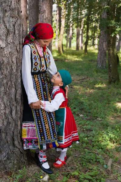 Jong meisje in Bulgaarse jurk poseren met haar moeder — Stockfoto