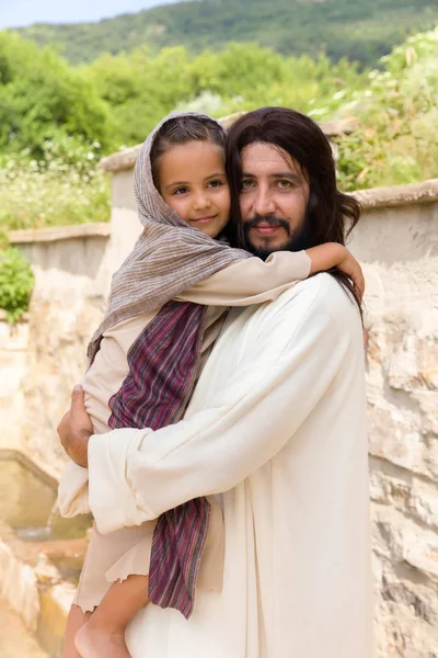 Jesus hält ein kleines Mädchen — Stockfoto