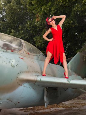 Vintage uçak üzerinde zafer pozu