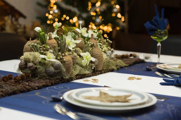 Arreglo floral en mesa de Navidad —  Fotos de Stock