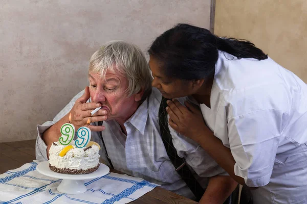 De oude man roken op verjaardag — Stockfoto