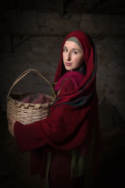 Mujer vestida con ropa bíblica — Foto de Stock