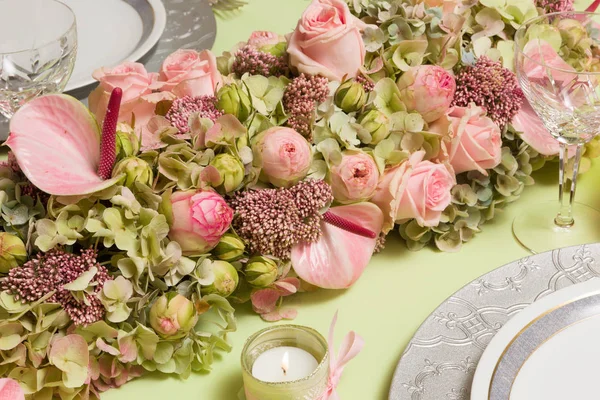 Table de dîner arrangement de fleurs — Photo