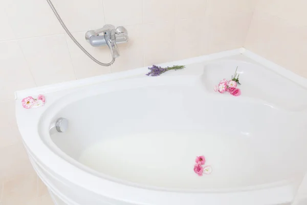 Baño de leche vacío con flores — Foto de Stock