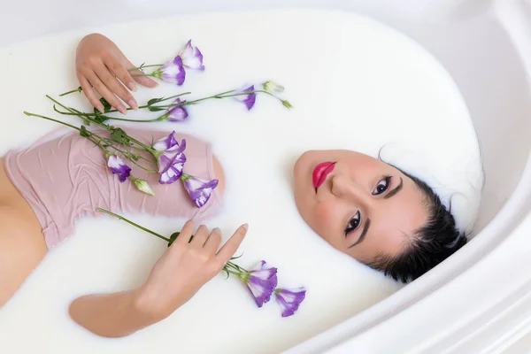 Relajante en el baño de leche — Foto de Stock