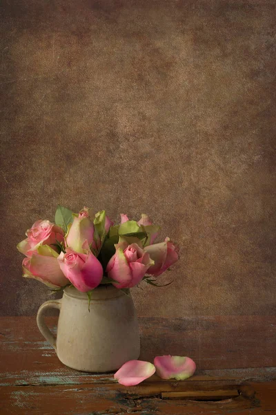 Vintage still life with roses — Stock Photo, Image