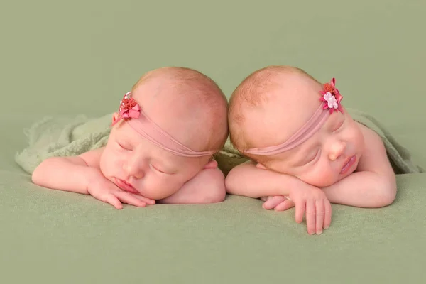 Jednovaječná dvojčata s čelenky — Stock fotografie