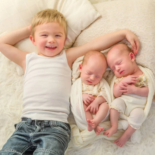 Orgulloso hermano con hermanas gemelas —  Fotos de Stock