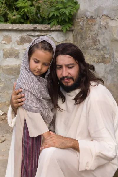 Jezus, pocieszając małą dziewczynką — Zdjęcie stockowe
