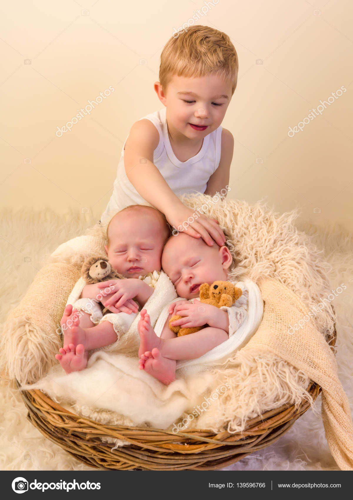 Tout Petit Garcon Avec Des Bebes Jumeaux Identiques Image Libre De Droit Par Klanneke C Tout Petit Garcon Avec Des Bebes Jumeaux Identiques Image Libre De Droit Par Klanneke C