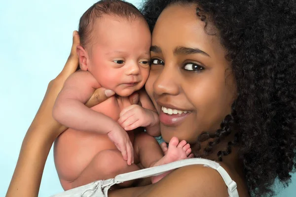 Mãe africana feliz e bebê — Fotografia de Stock