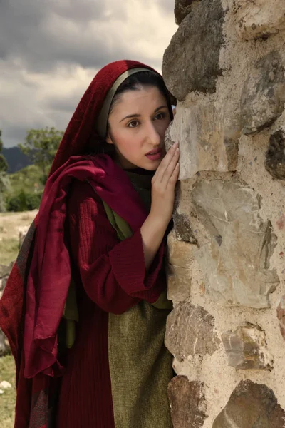 Mary Magdalene weint am leeren Jesusgrab — Stockfoto