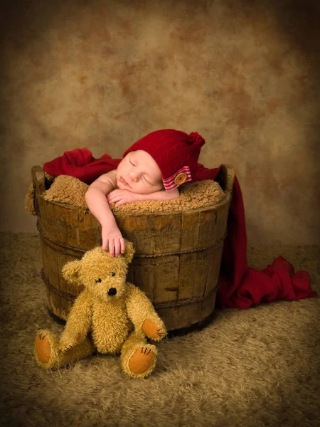 Bebé dormido y oso de peluche — Foto de Stock