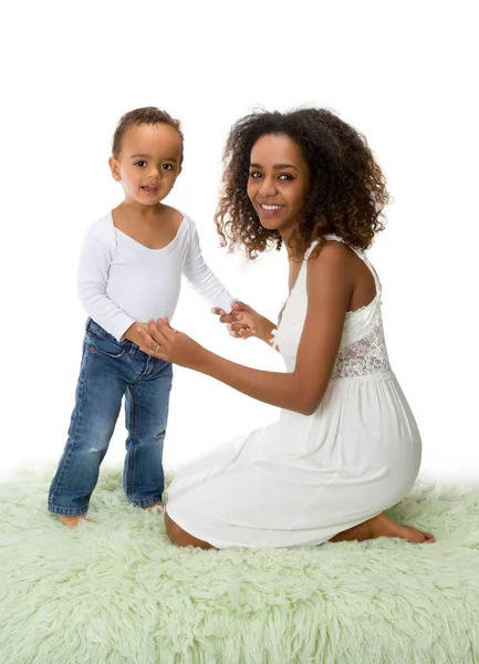 Mère africaine souriante et tout-petit — Photo