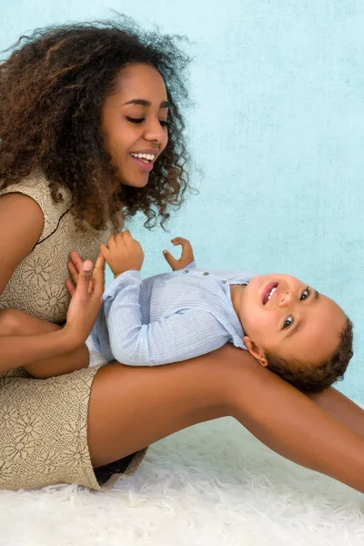 Lekfull afrikanska mor och son — Stockfoto