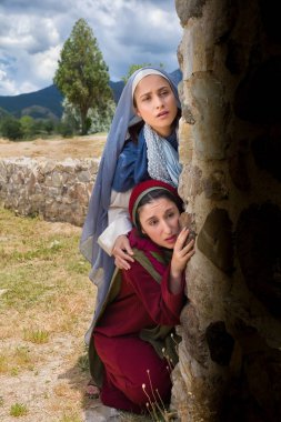 Mary ve Mary Magdalene boş mezara arıyorsunuz