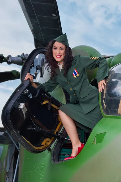 Helicóptero WWII y modelo sexy —  Fotos de Stock
