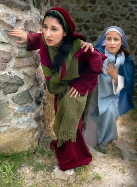 Mary and Mary Magdalene leaving the tomb — Stock Photo, Image