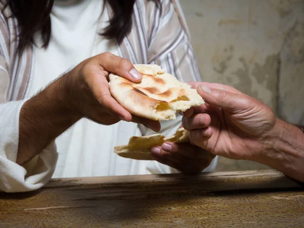 Partilha de pão sagrado — Fotografia de Stock