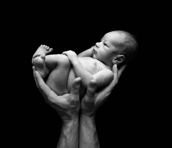 Fine art baby in vaders handen — Stockfoto