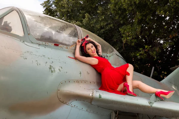 Sexy pin-up model on vintage airplane — Stock Photo, Image