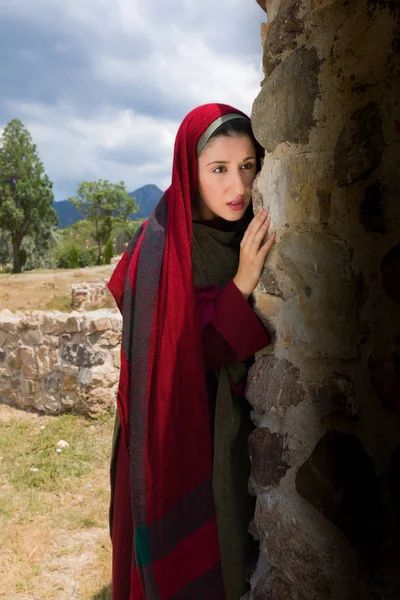 Mary Magdalene crying at the empty tomb — Stock Photo, Image