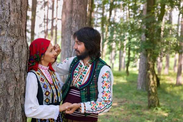 Glückliches Paar im bulgarischen Kostüm — Stockfoto