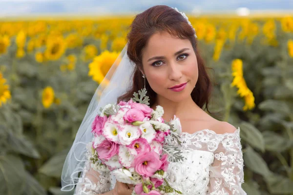 Closeup of a bride in a sunflower field — Stock Photo, Image